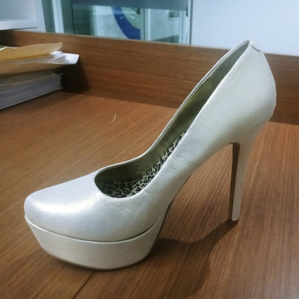 Jessica Simpson Platform Heels, iridescent gold shimmer size 7 1/2
